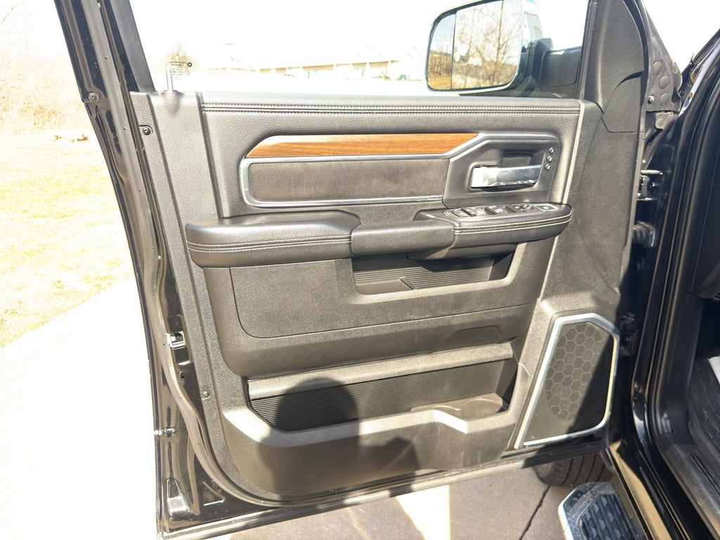 2022 RAM 3500 Laramie Crew Cab 4x4 8' Box