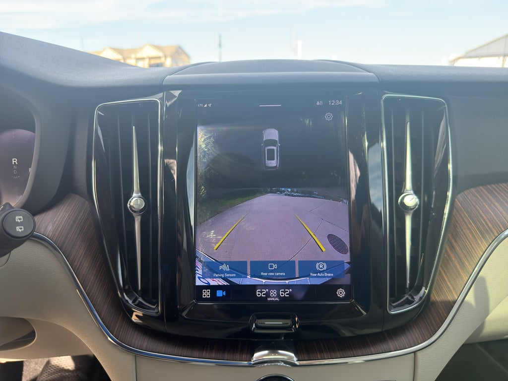 2022 Volvo XC60 B5 Momentum