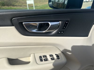 2022 Volvo XC60 B5 Momentum