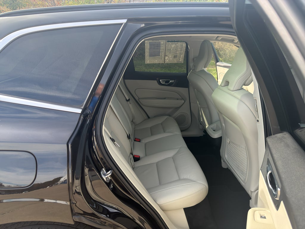 2022 Volvo XC60 B5 Momentum