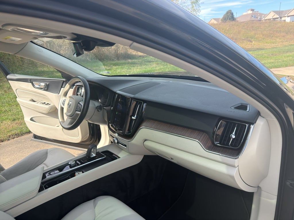 2022 Volvo XC60 B5 Momentum