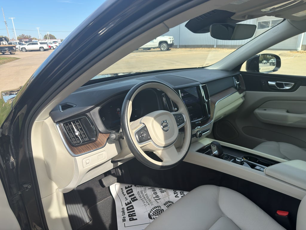 2022 Volvo XC60 B5 Momentum